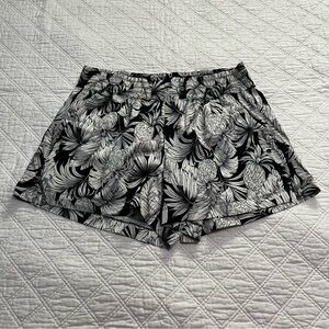 🍍Old Navy Black and White Pineapple Floral Women's Shorts 🍍